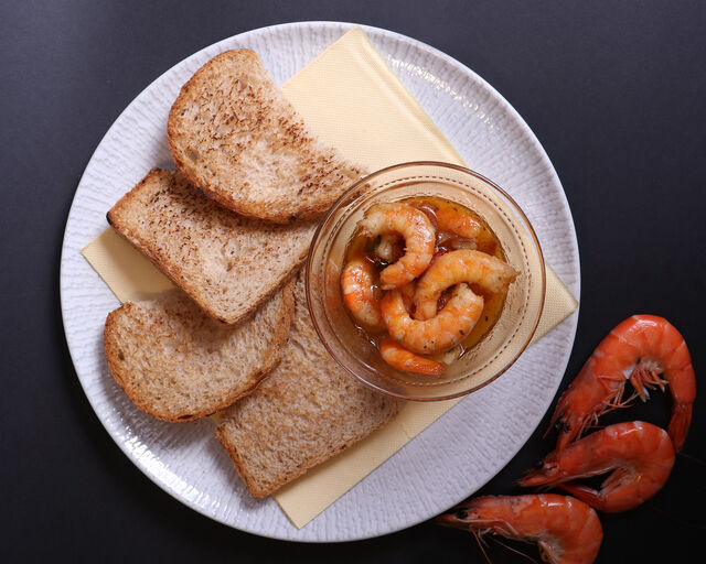 CAMARONES BORRACHOS
(Camarão flambado com tequila e fajitas (pimentos).