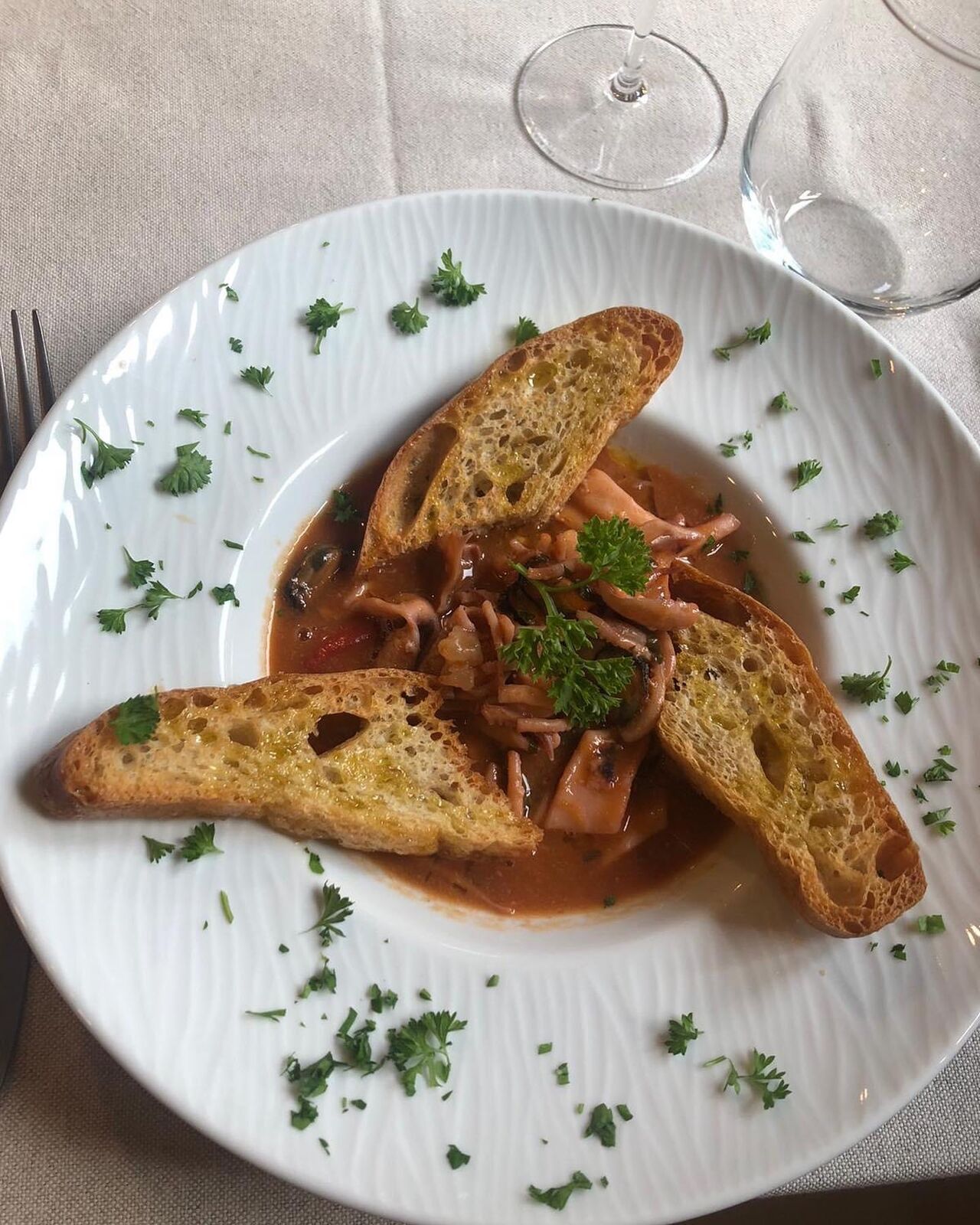 Calamarata di pesce con crostini all'aglio