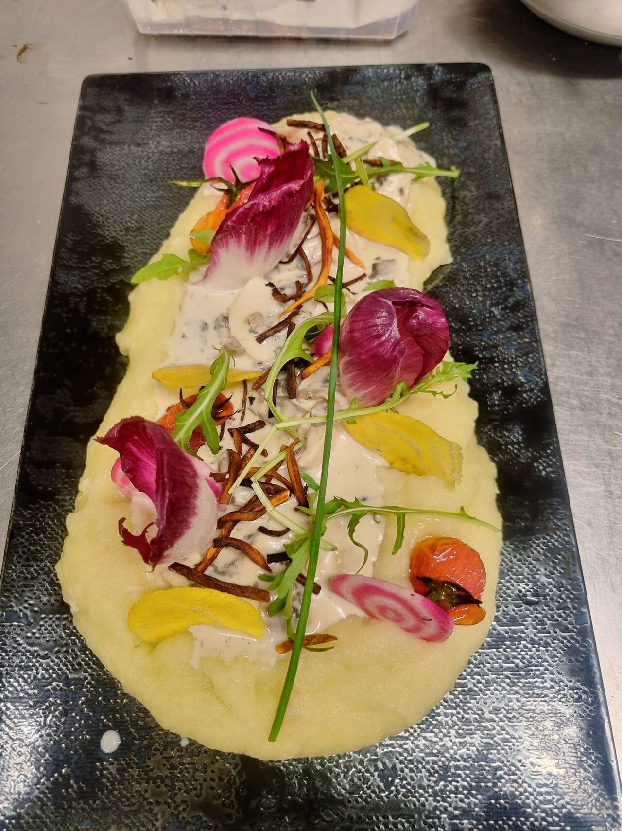 Ballotine de poulet farci aux champignons purée pomme de terre sauce aux truffes