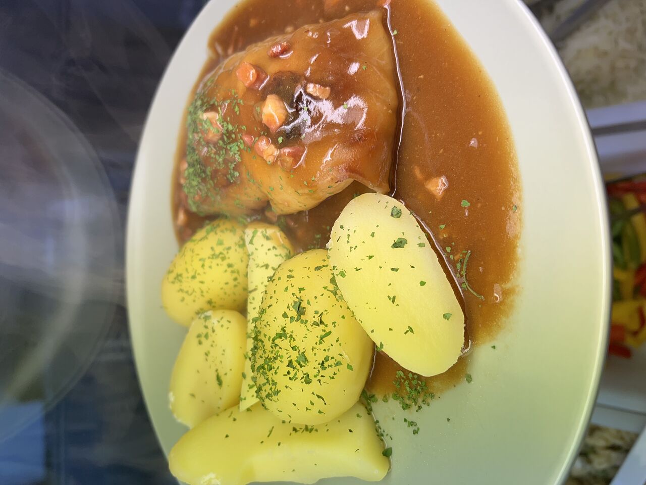 Kohlroulade mit Kartoffeln und Speck-Zwiebelsauce 