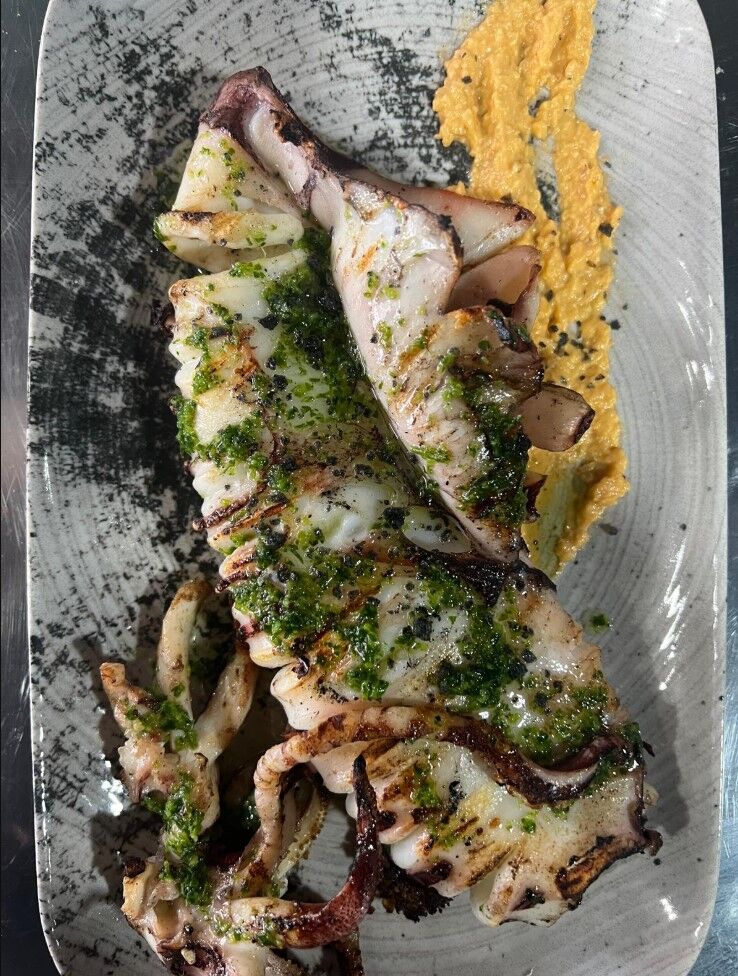 Calamar playa a la brasa con salsa de almendras