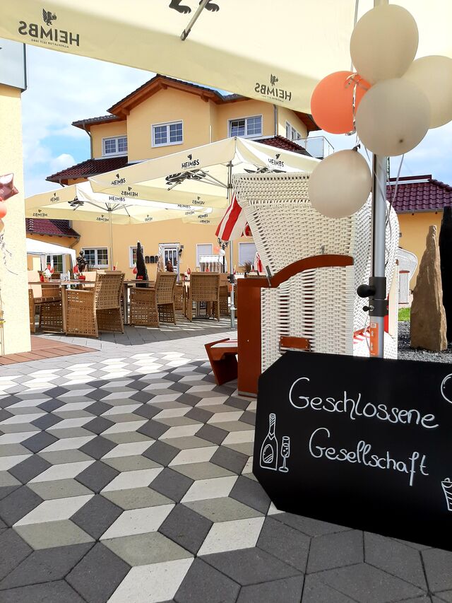 Unser Innenhof bei schönstem Wetter, lädt zum Feiern und genießen ein.