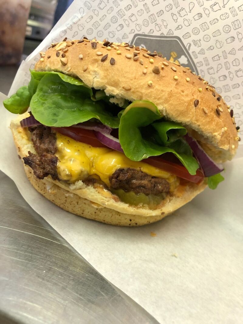 Bun's aux céréales artisanales, sauce Classic burger, oinons rouge, tomates, salades, steack haché frais façon bouchère, cheddar