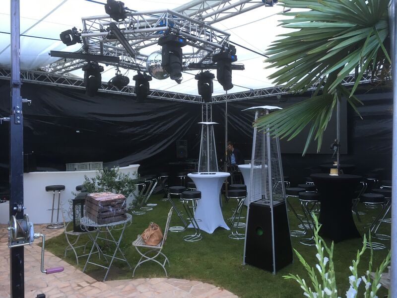 Réalisation d'une structure sur mesure de 150 M² pour couvrir un jardin privé en ville pour une magnifique soirée entre amis.