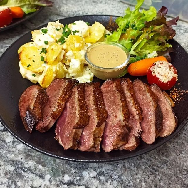 Magret de canard sauce poivre , gratin dauphinois