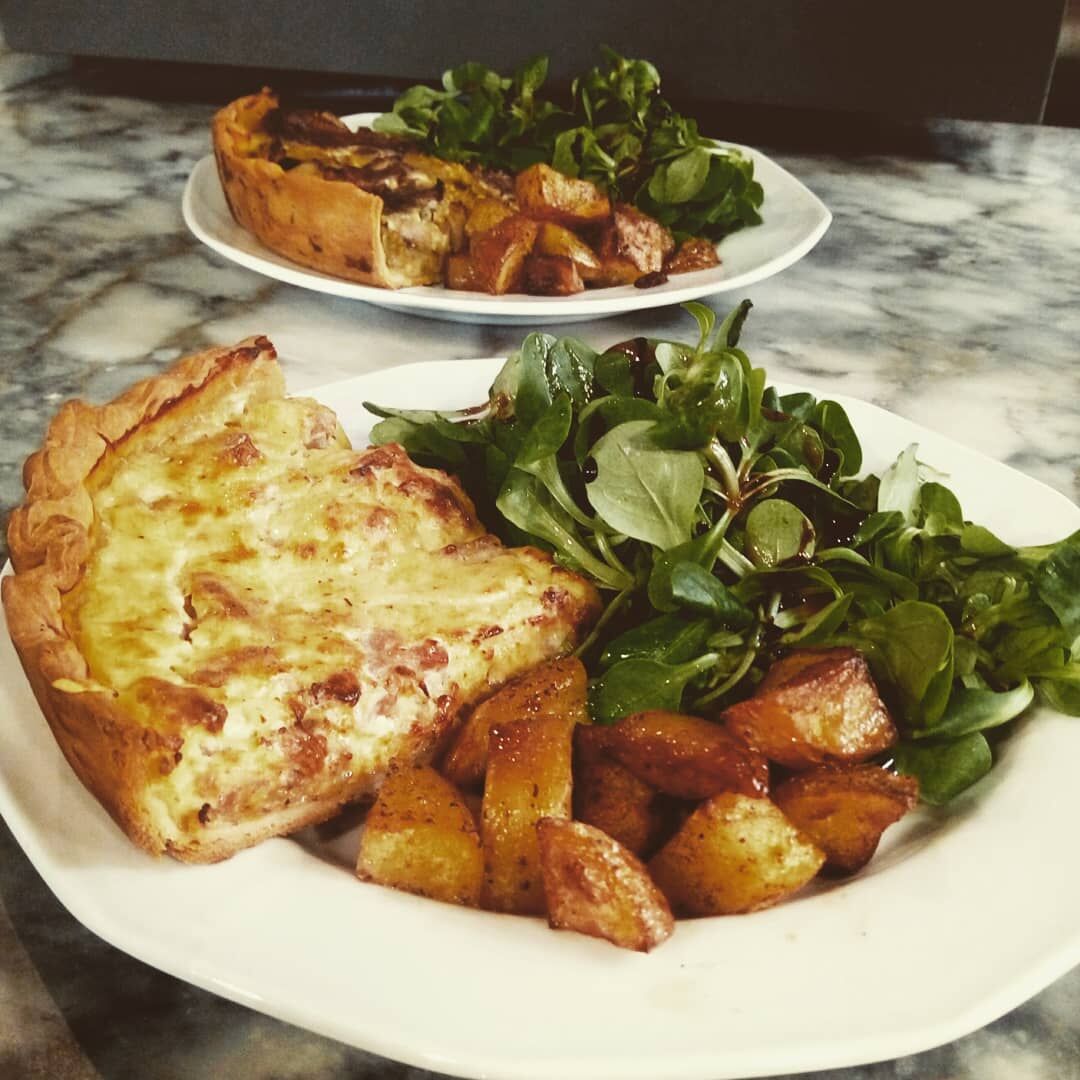 le midi nous accompagnons nos tartes fraîchement cuisinées d'une salade verte et de pommes de terre sautées, un régal!