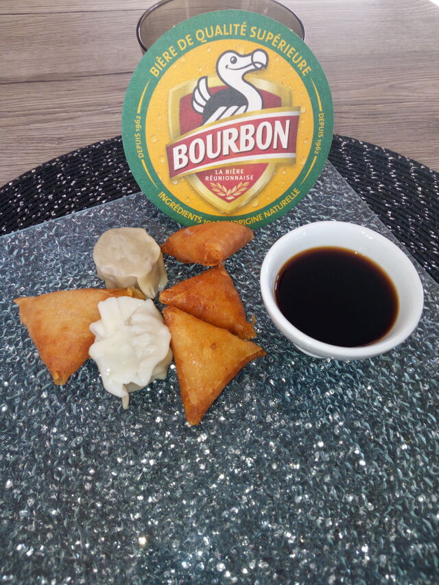 Samoussas et Bouchons réunionnais