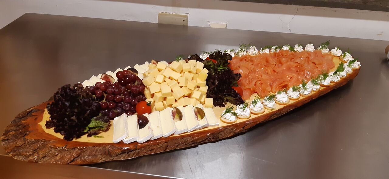 Kalte Platte bestehend aus Räucherlachs, Gouda & Camembert 