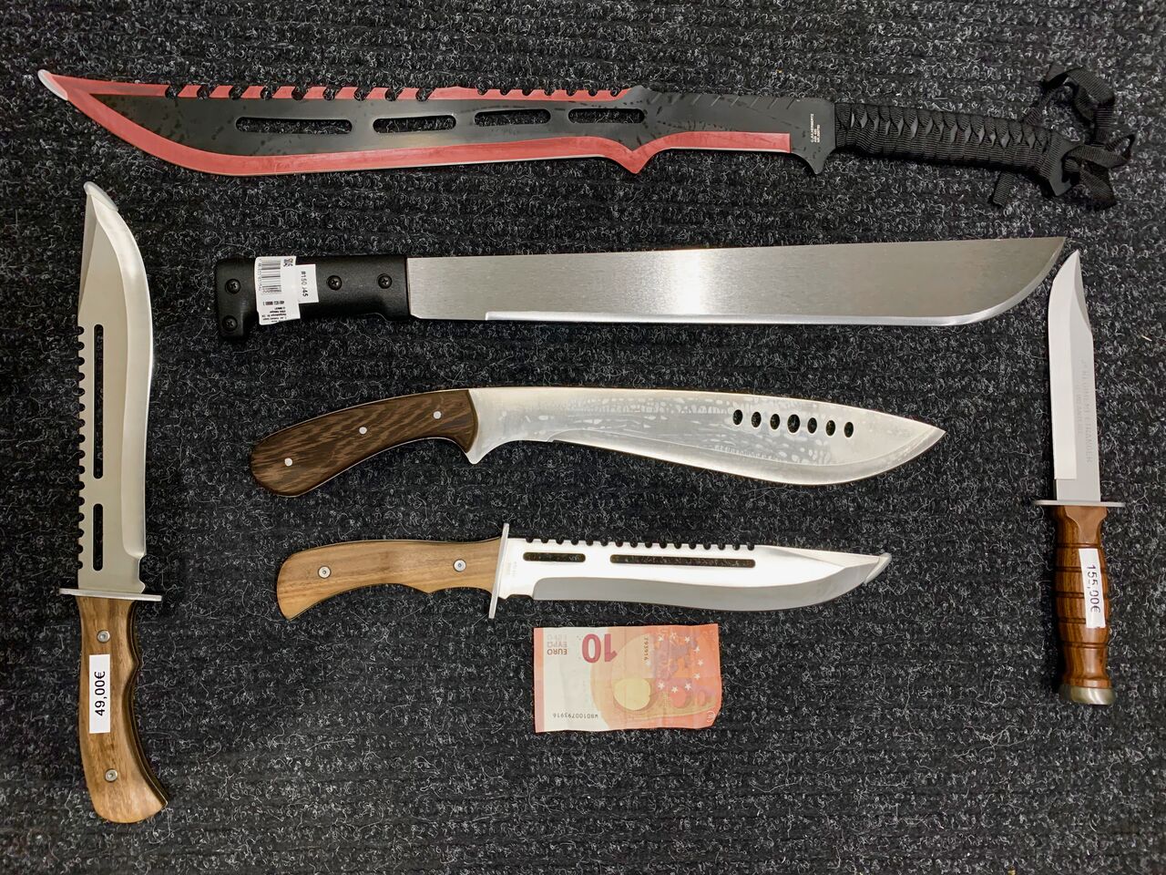 Une partie de nos machettes et poignards.