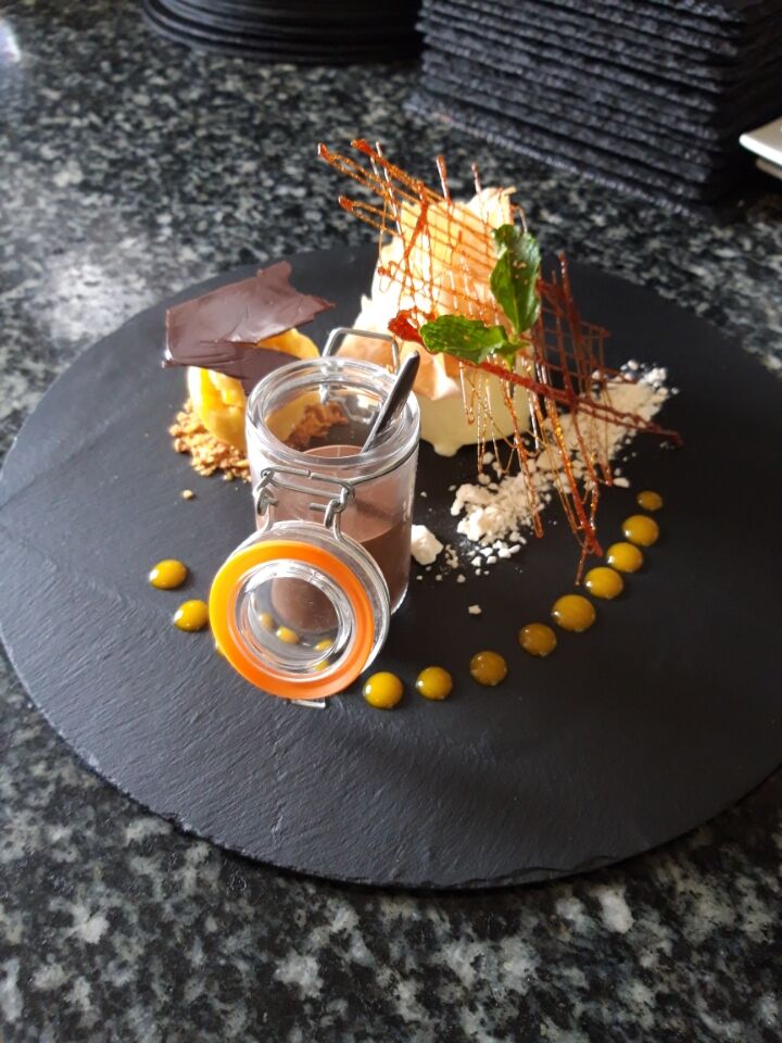 dessert blanc mangé fruits exotiques , jus de chocolat