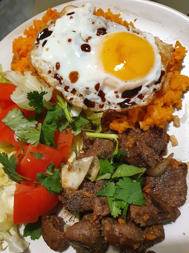 Com Bo Luc Lac Wok de Bœuf Luc Lac et son œuf sur plat, servis avec Riz à la Tomate