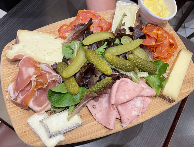 planche mixte - nos planches se composent de 5 charcuteries, 5 fromages ou 4+4 en mixte, avec un choix de qualité avant tout !
