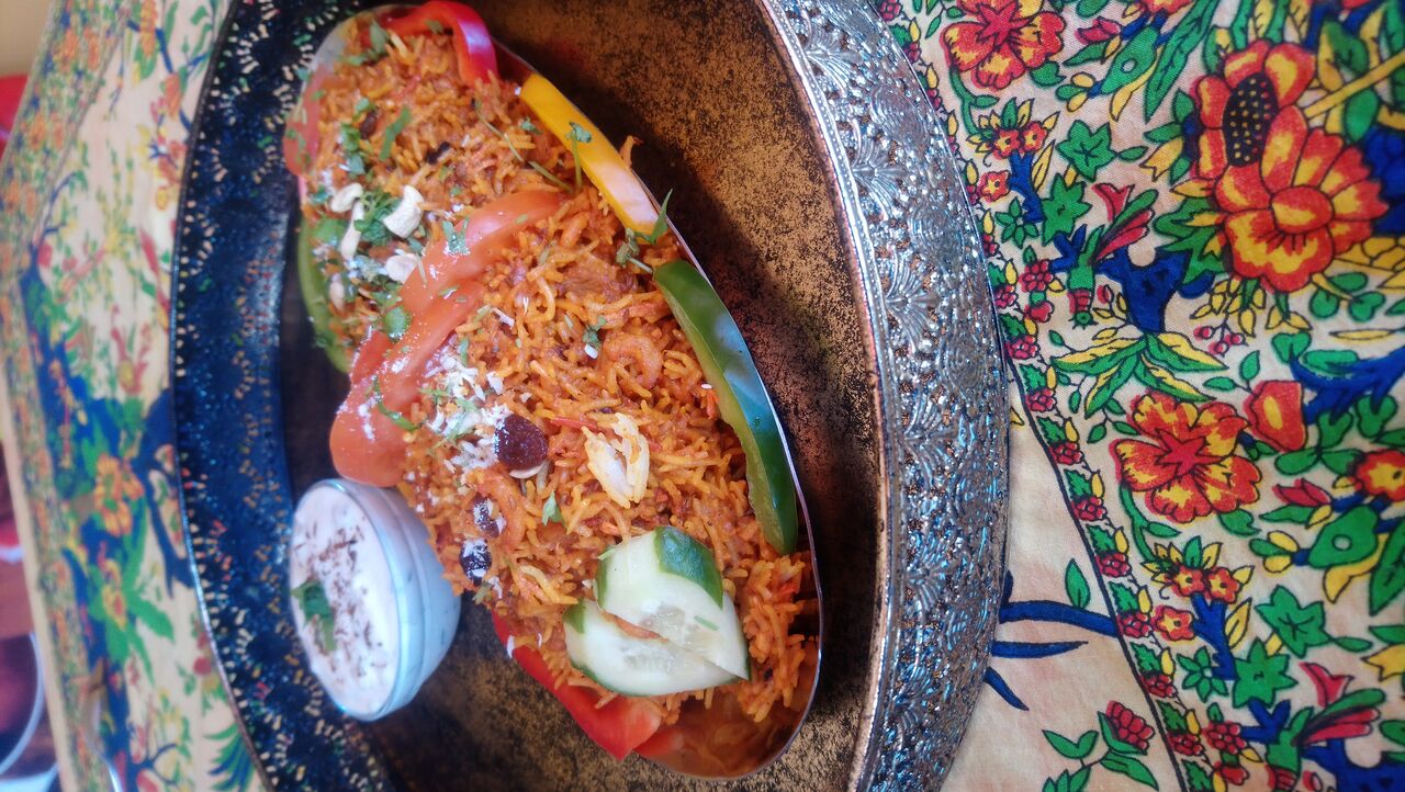 Haveli Royal Biryani - smażony ryż z kawałkami kurczaka, jagnieciny, z krewetkami, orzechami . W zestawie z Raitą - 36 zl