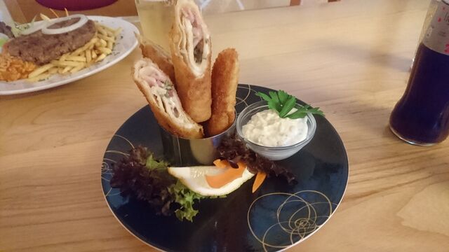 Cateringanfrage. Serviervorschlag: Salzige Palatschinken mit Schinken, Käsefüllung dazu Sauercream als DIP. z.B. als Vorspeise