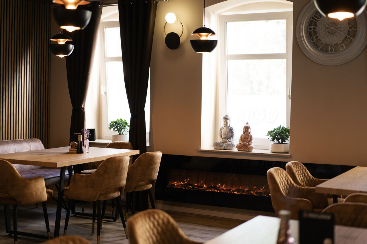 MIYU im schönen Gewandt