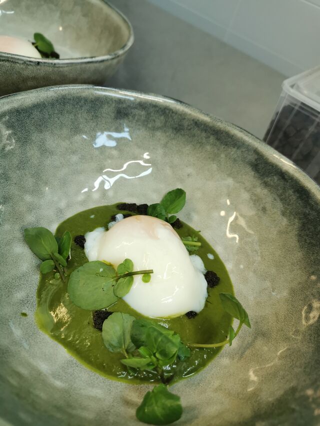 Oeuf basse T°, cresson et pain de mie noir
