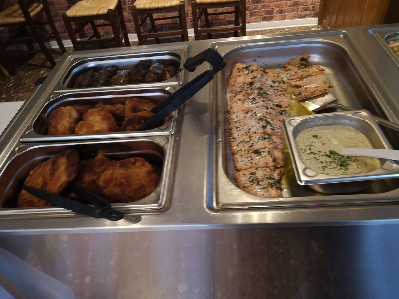 Unsere Klassiker - Schweineschnitzel, Hähnchenschnitzel,
Rinderroulade und Bömlo-Lachs