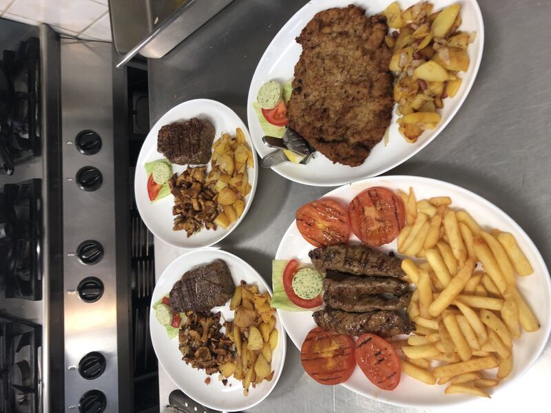 Lammfilet mit gegrillten Tomaten und Pommes Frites