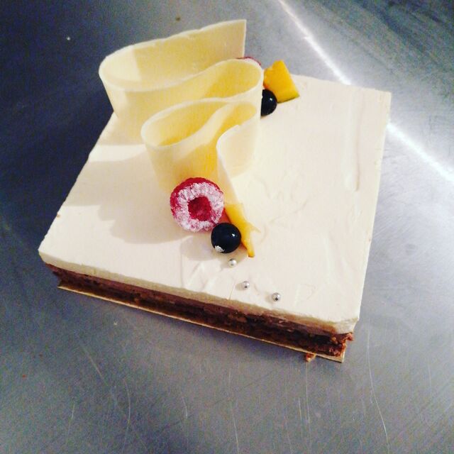 Le prestige un nuage de douceur
Biscuit comme un Fondant caramel lacté, nougatine beurre salé, mousse noir et mousse blanche 