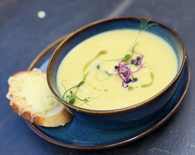 SÁFRÁNYOS FOKHAGYMAKRÉMLEVES SAJTOS KRUTONNAL