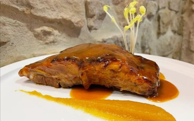 Costilla de cerdo a baja temperatura con compota de manzana
