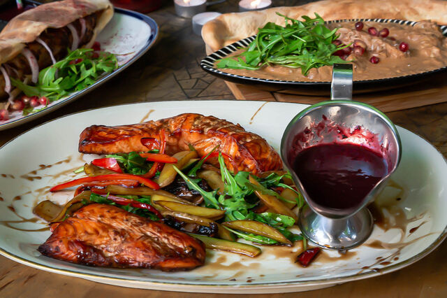 ORAGULI ISRI-MAKVLIT - gegrillter Lachs mit gegrilltem Gemüse an Brombeerensauce