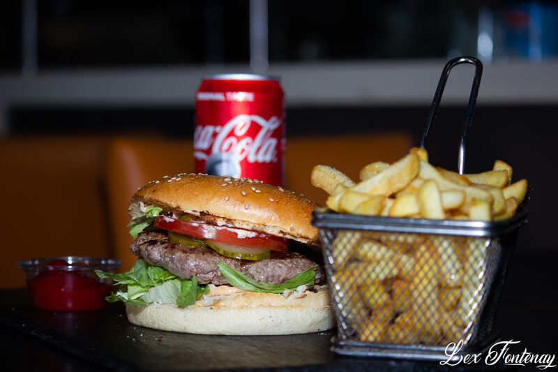 Un Hamburger classique mais bon ! Pain boulanger, steak de boucher, crudités et sauce maison !
