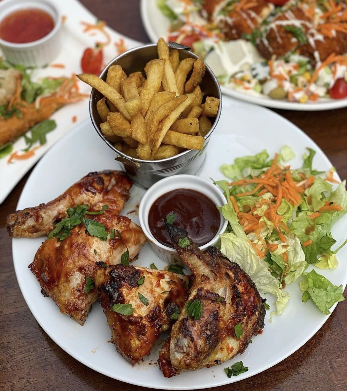 Notre poulet sauce barbecue accompagné de ses frites maison