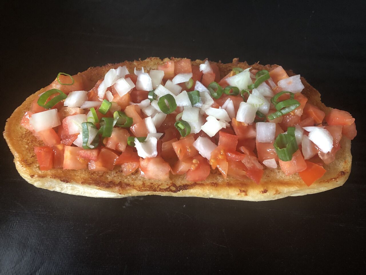 Mit Tomaten und Zwiebeln 