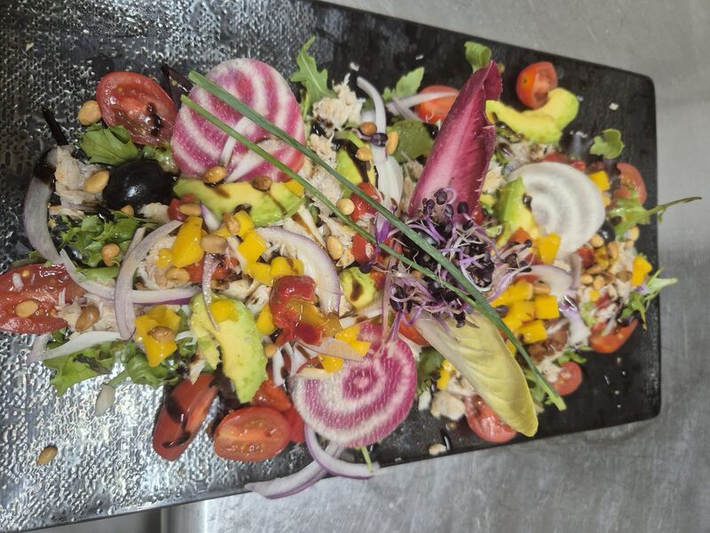 Salade exotique, chair de crabe, mangue, avocat, poivrons grillés, tomates séchées, pignons