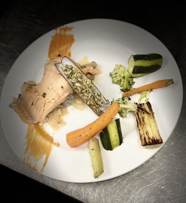 Pavé de truite pochée en marinière, tartare de couteaux, petits légumes 