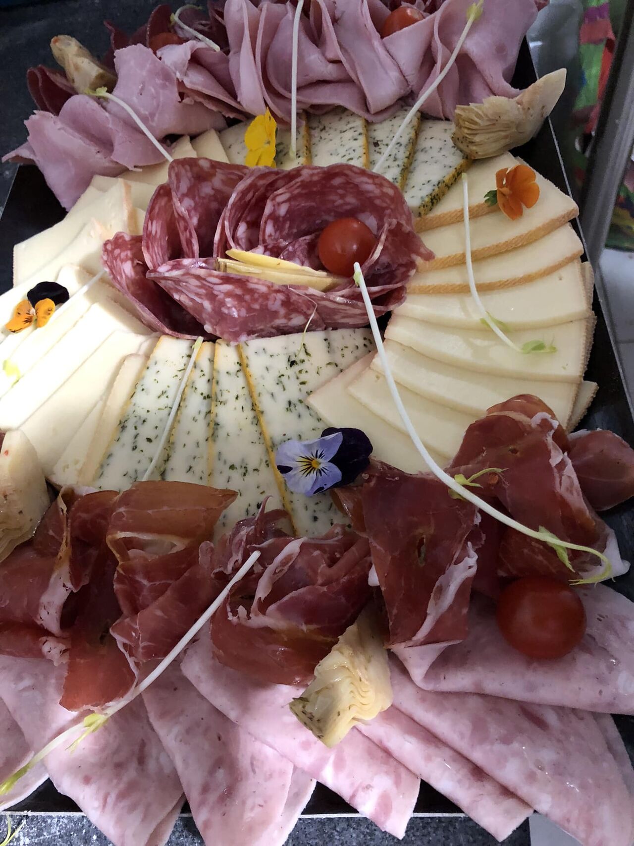 Plateau raclette-charcuterie avec pommes de terre cuites