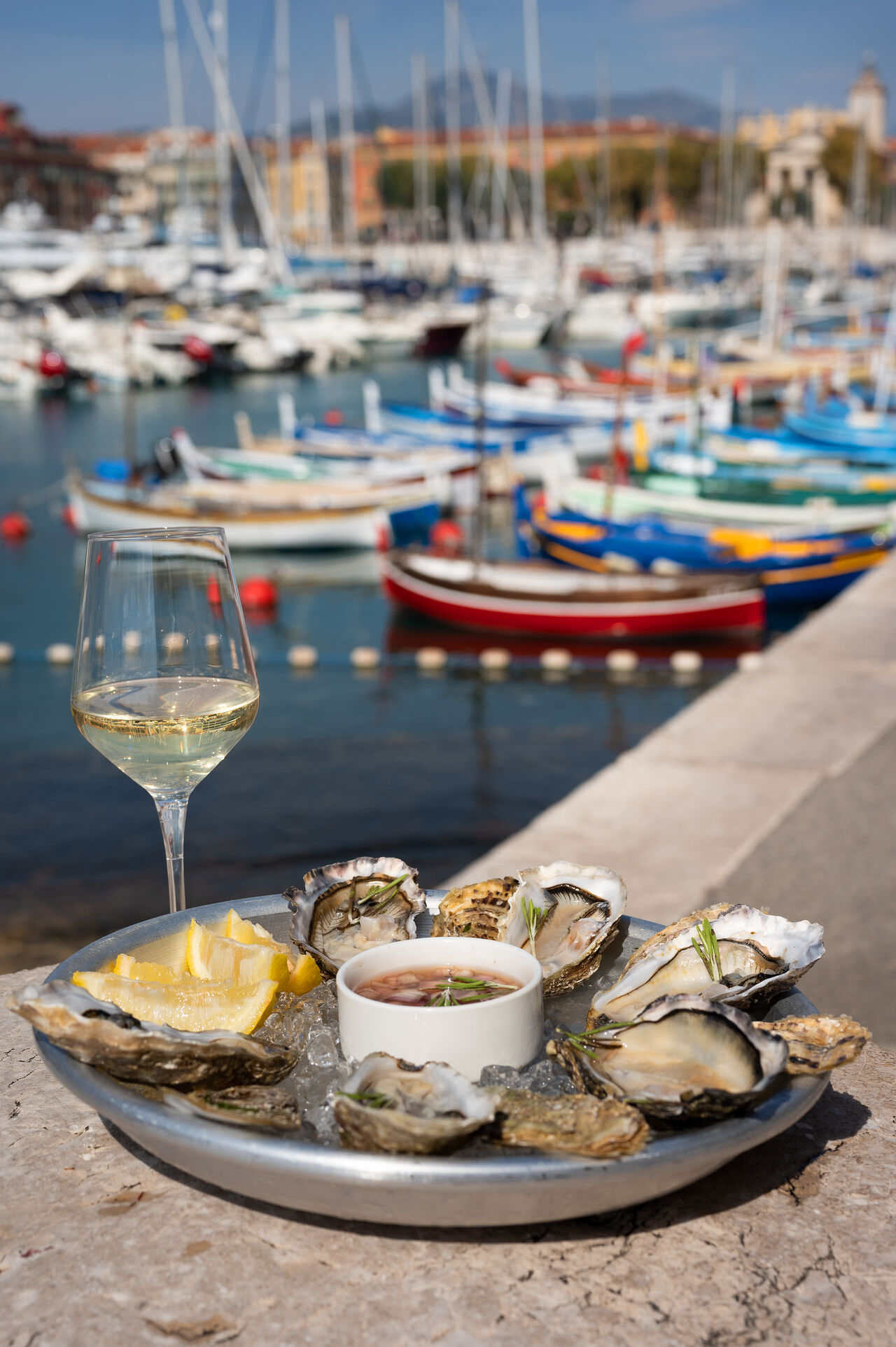 Cadre extraordinaire sur le port de Nice en face des pointus, profitez du soleil toute la journée en terrasse