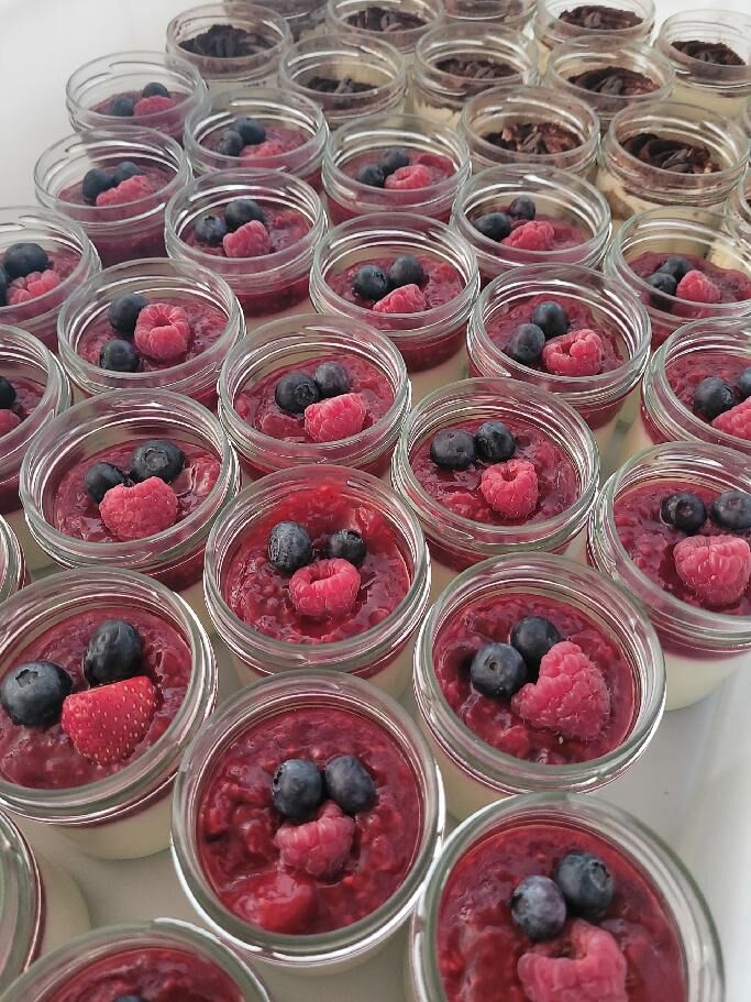 Panna cotta s rozvarem z lesního ovoce