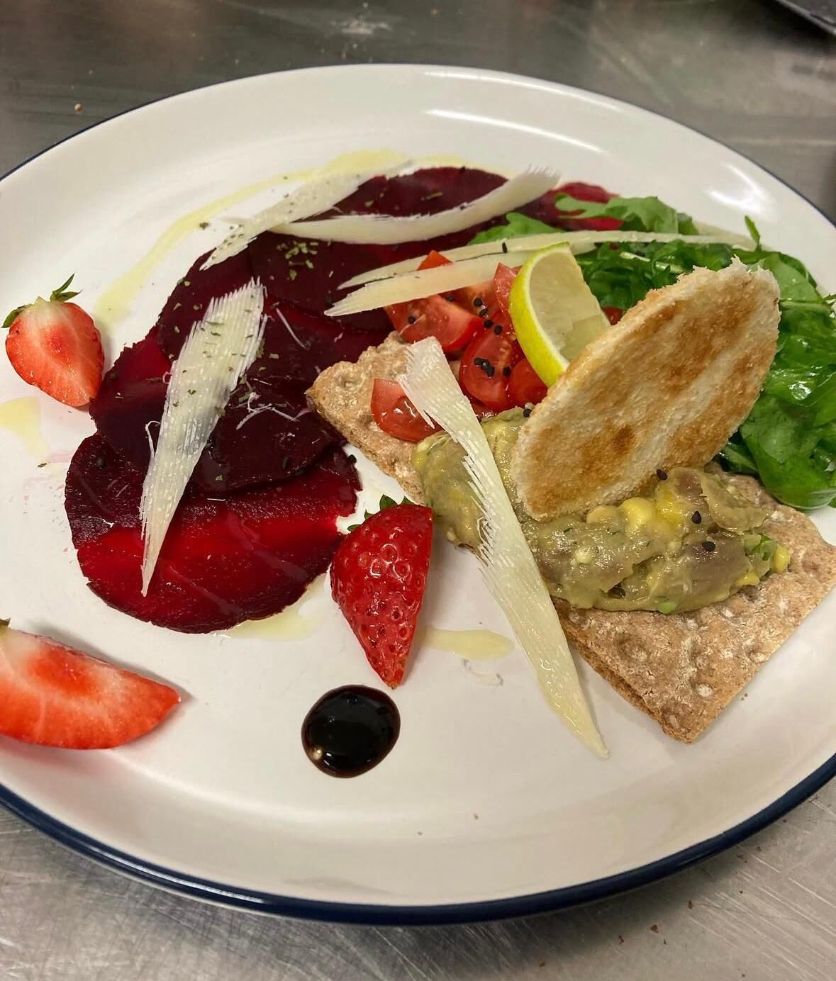 Řepové carpaccio, guacamole, parmezán