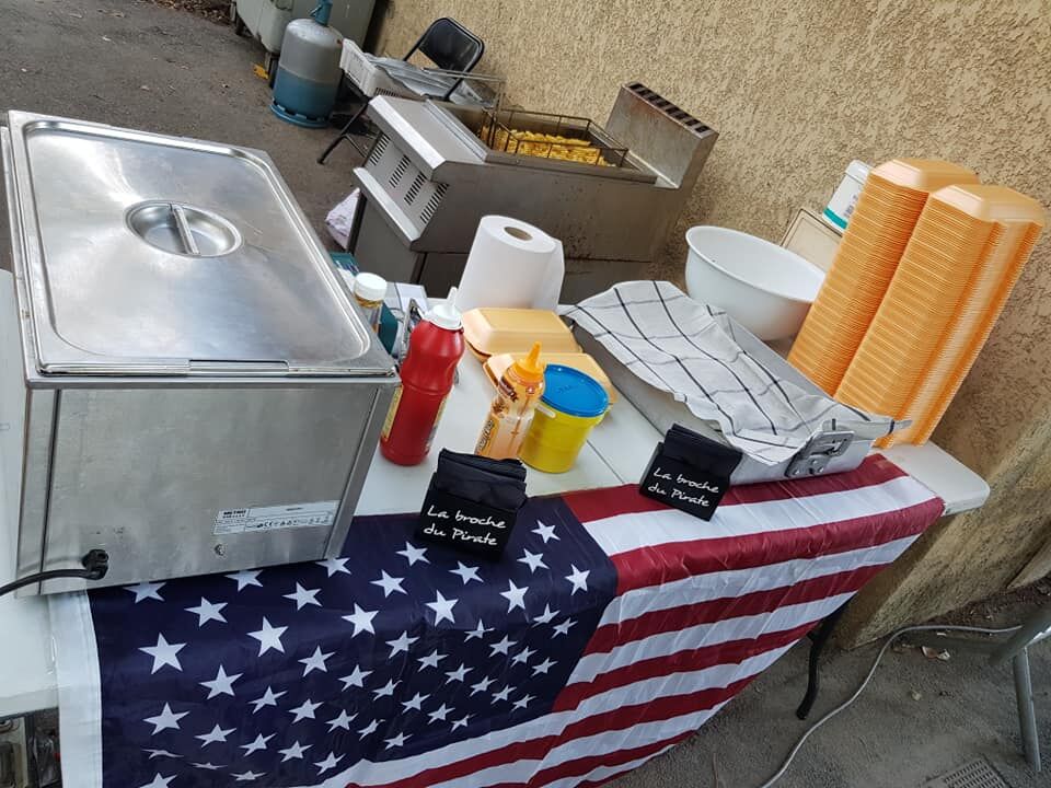 Soirée américaine pour les jeunes l'equipe de foot de Noves ( hotdog/frites/granita)