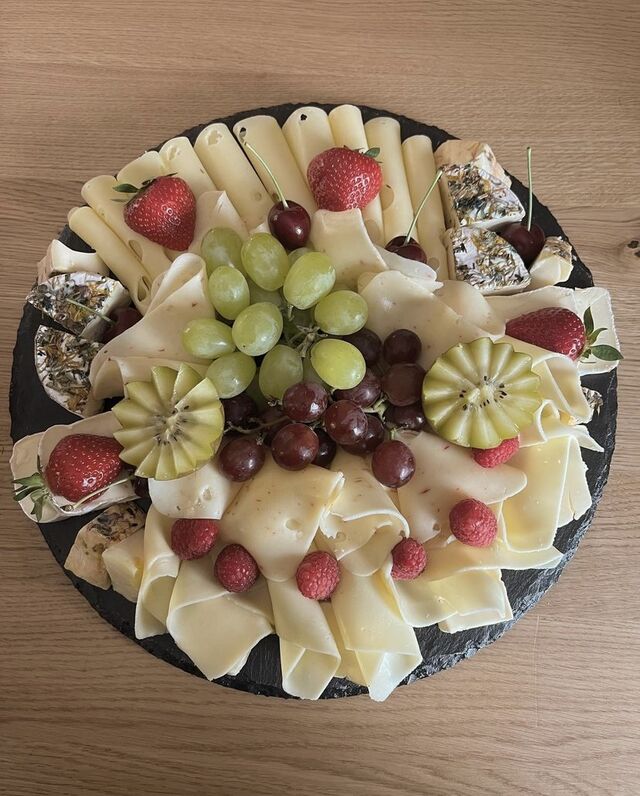 Unsere Molkereiprodukte: Käse von der Landkäserei Reißler aus Nordendorf und A2 Fleckviehhof aus Deubach