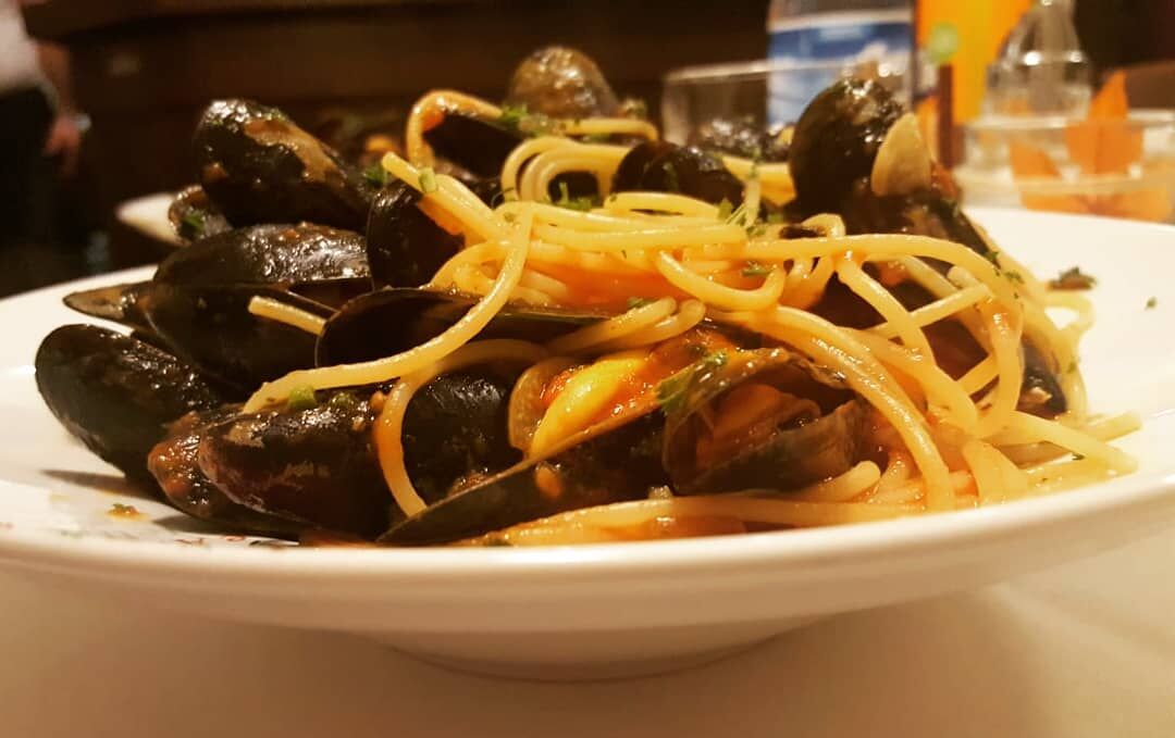 Spaghetti mit Muscheln in Tomatensosse