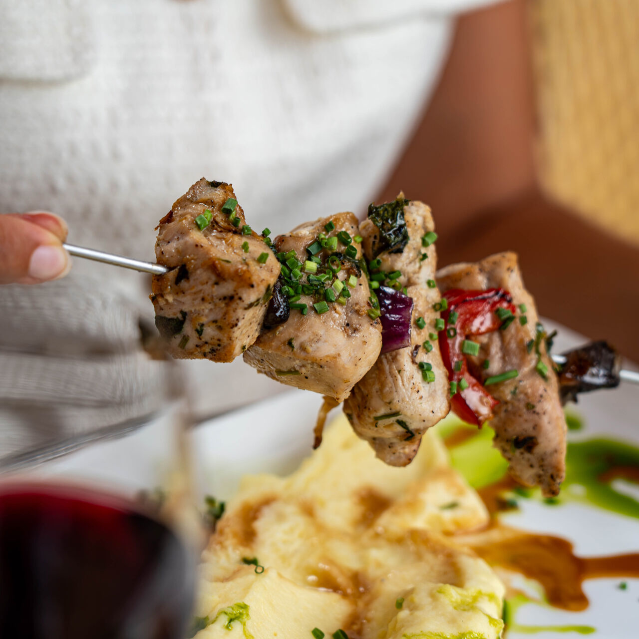 Brochette de poulet mariné et sa purée