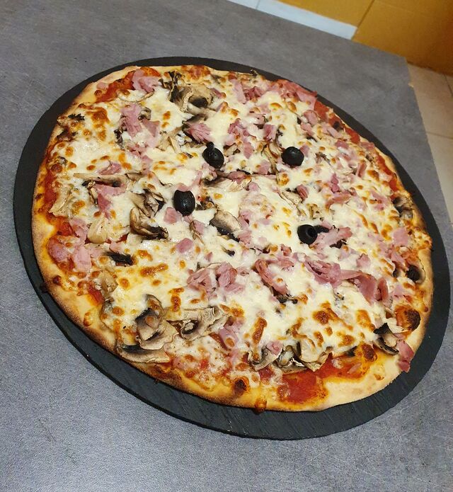 REGINA:
Base tomate, champignons, jambon, mozzarella, olives.
