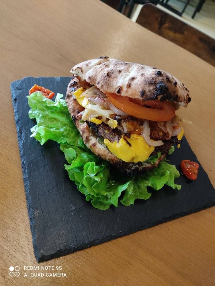 Burger à base de pâte à pizza ! Steak Angus, Tomates; Oignons rouge, Cheddar, Mozzarella fior Di latte, Salade, Sauce au choix