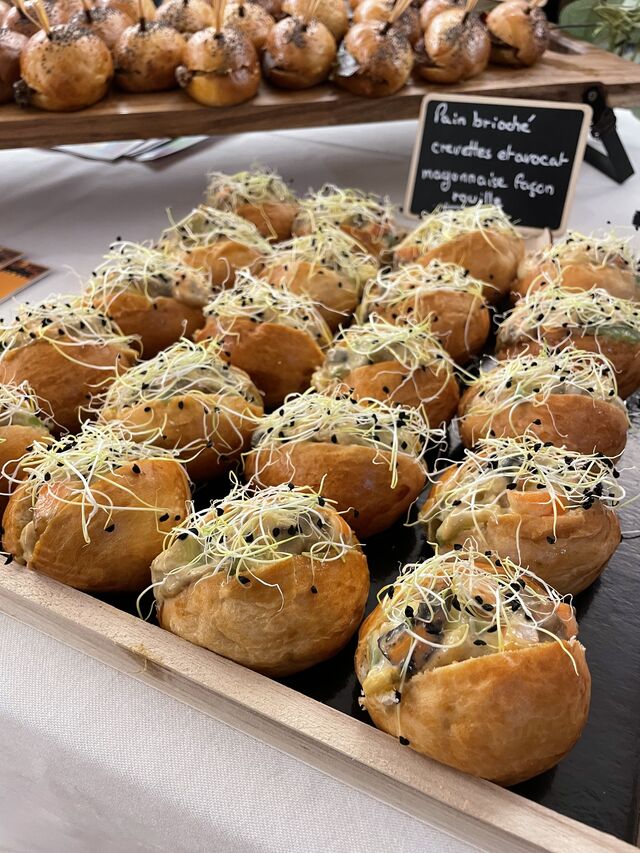 Pain brioché garni crevettes et avocat, mayonnaise façon rouille