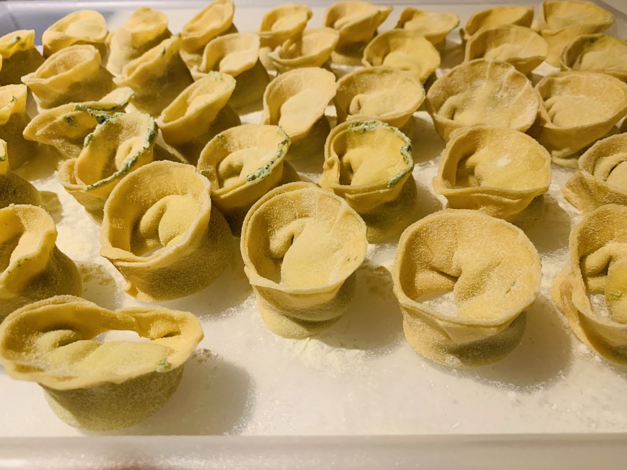 Hausgemachte Tortelloni mit Ricotta-Spinat-Füllung 