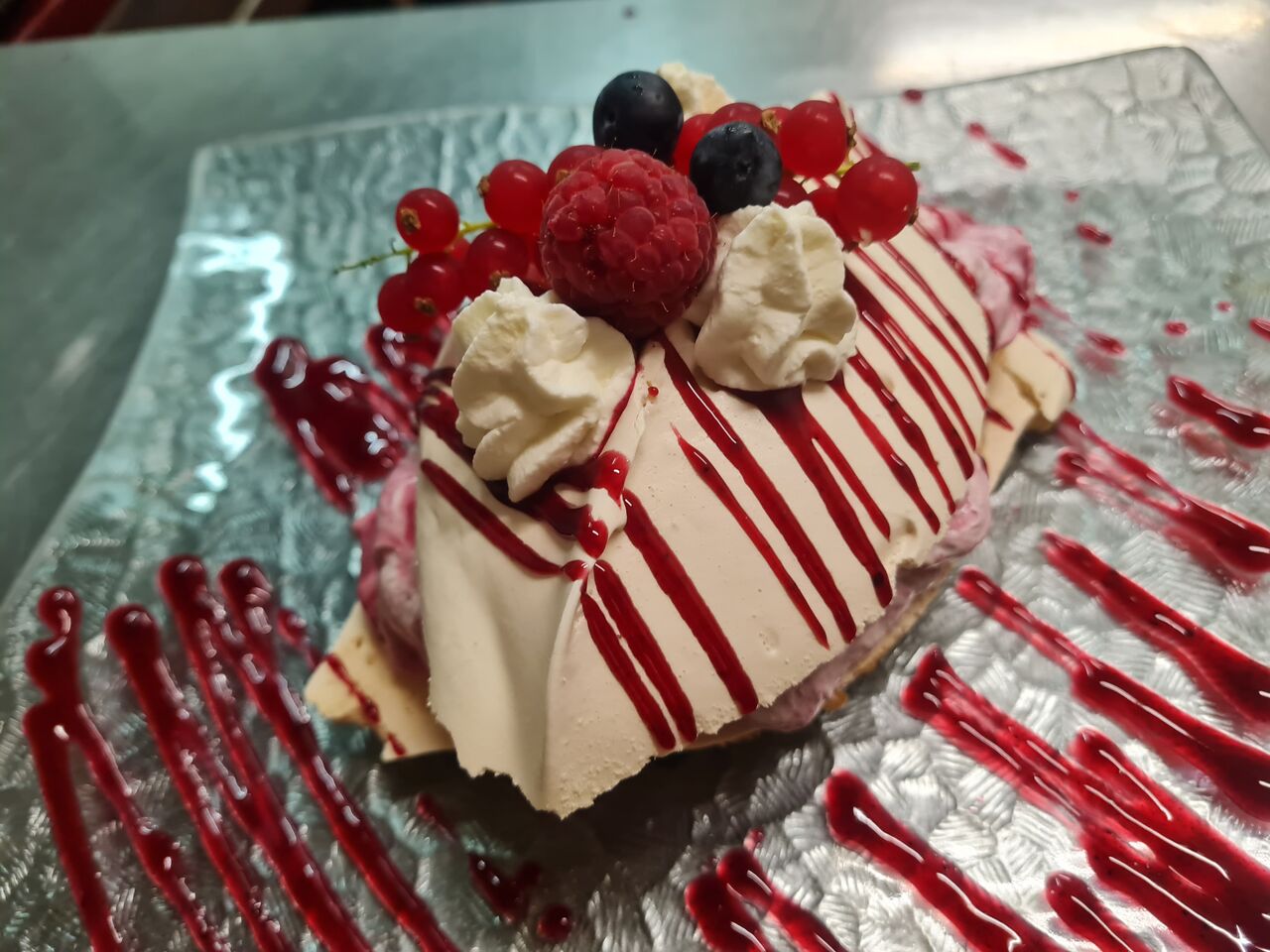 A partager meringue Eton mess.Crème fouettée parfumée au Baileys , fruits rouges sur une meringue 