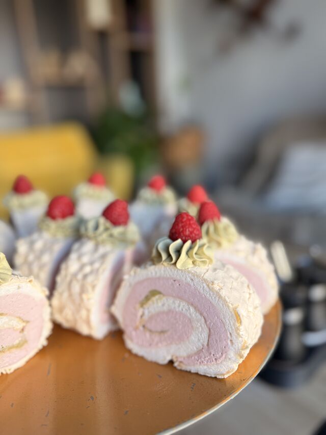 Snehová roláda malinovo-pistáciová