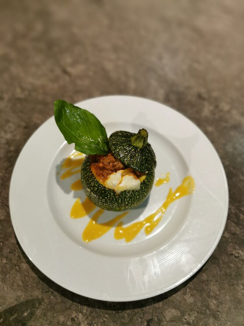 Courgette ronde farcie à la chaire à saucisse et mozzarella.