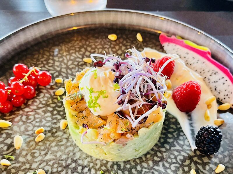 Avocado-Tatar mit Räucherlachs und fruchtigen Naschereien