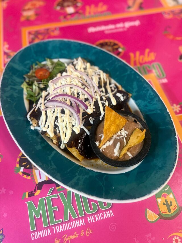 Enchiladas con mole negro