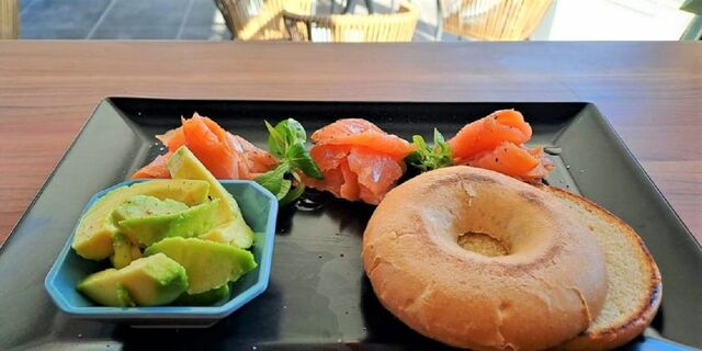 Bagel, losos i avokado 