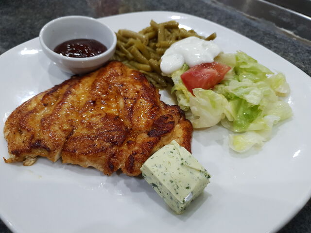 Hähnchenbrustfilet nach art des Hauses mit einer Beilage nach Wunsch.
